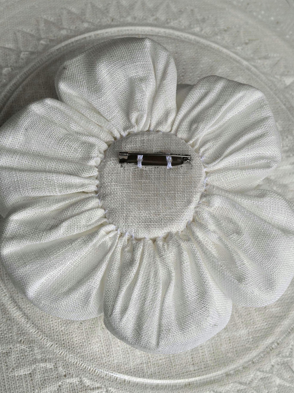 Handgemachte Brosche in Form einer Leinenblume aus naturweißem Leinen