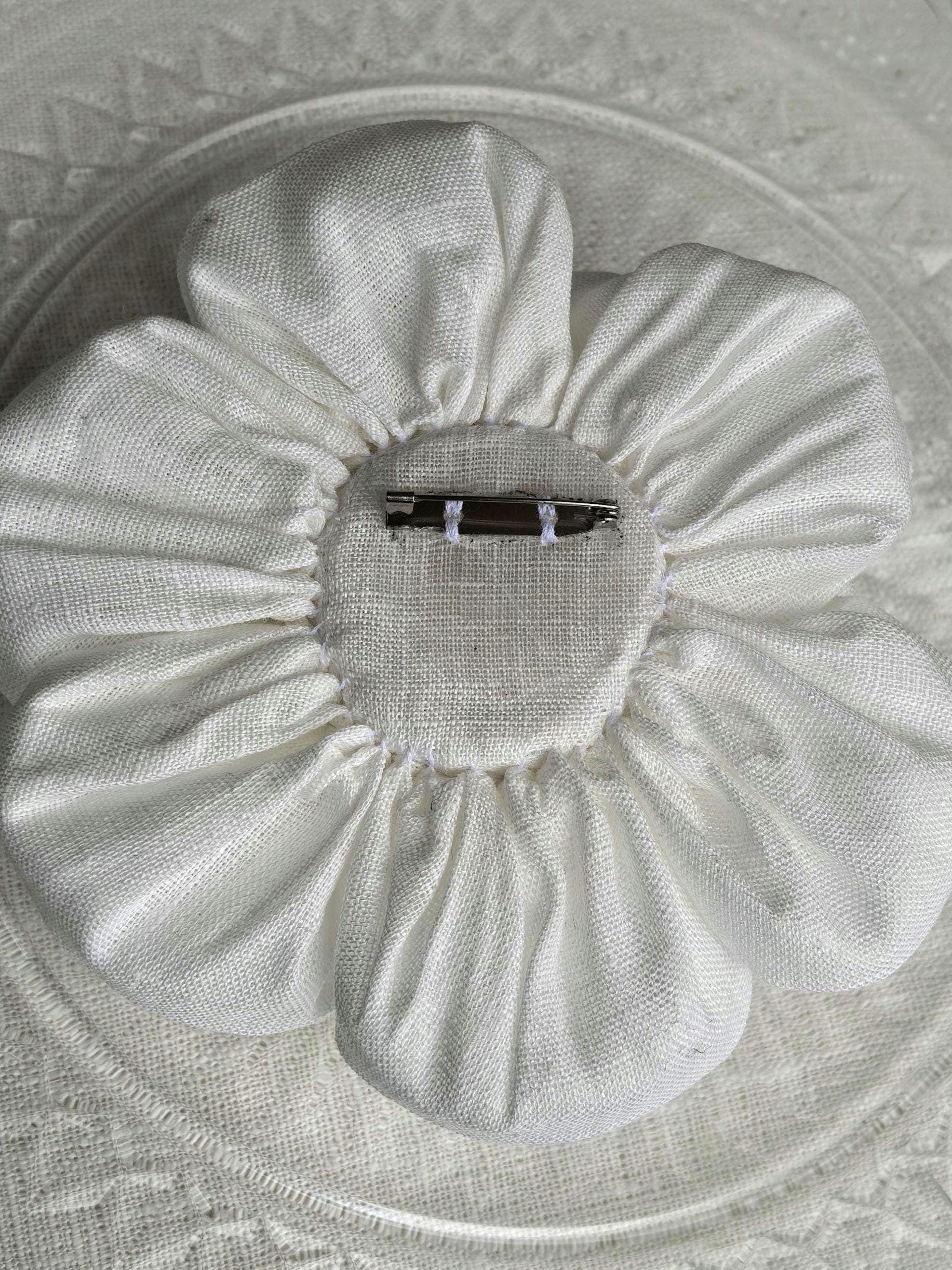 Handgemachte Brosche in Form einer Leinenblume aus naturweißem Leinen
