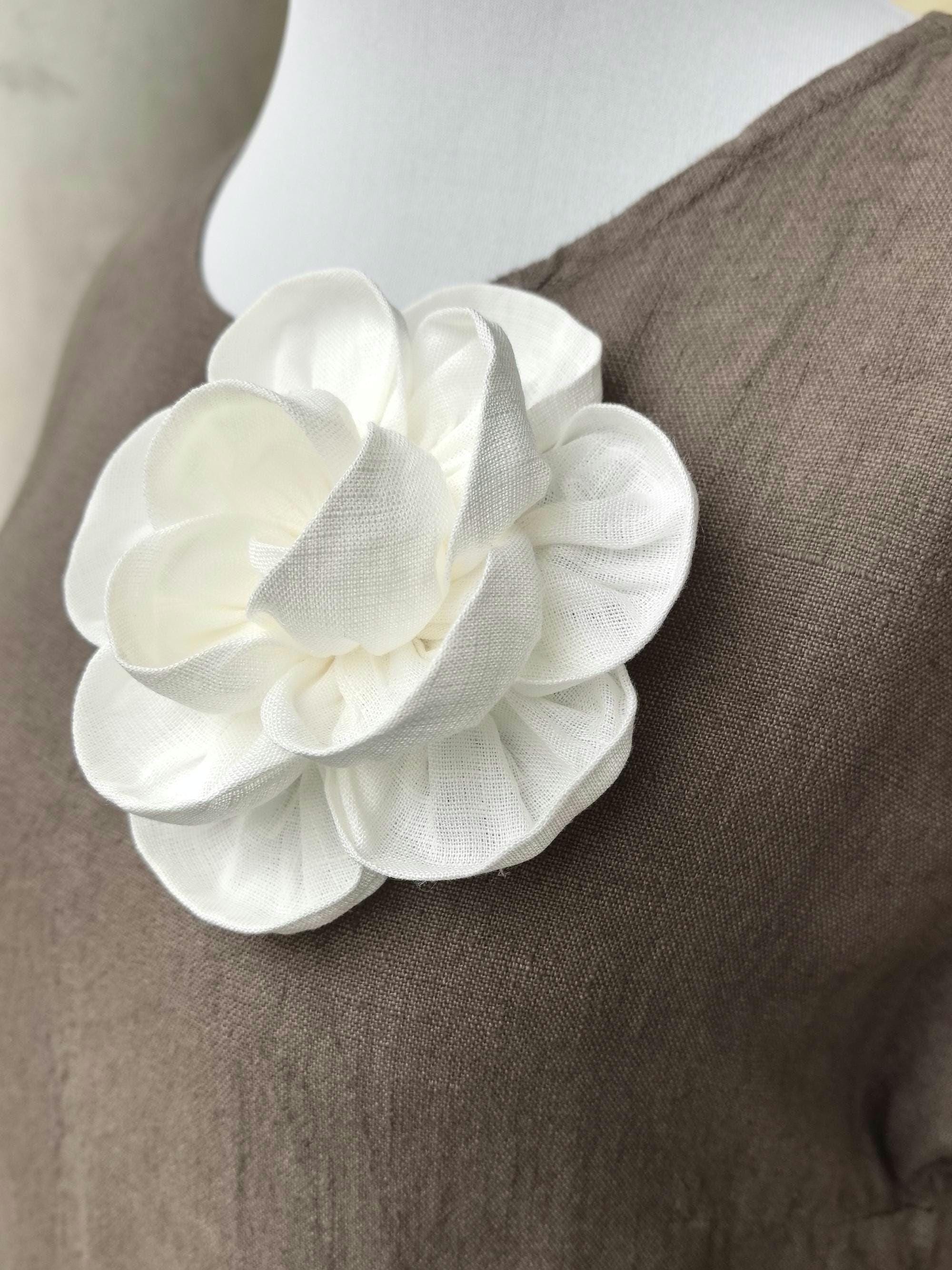 Handgemachte Brosche in Form einer Leinenblume aus naturweißem Leinen