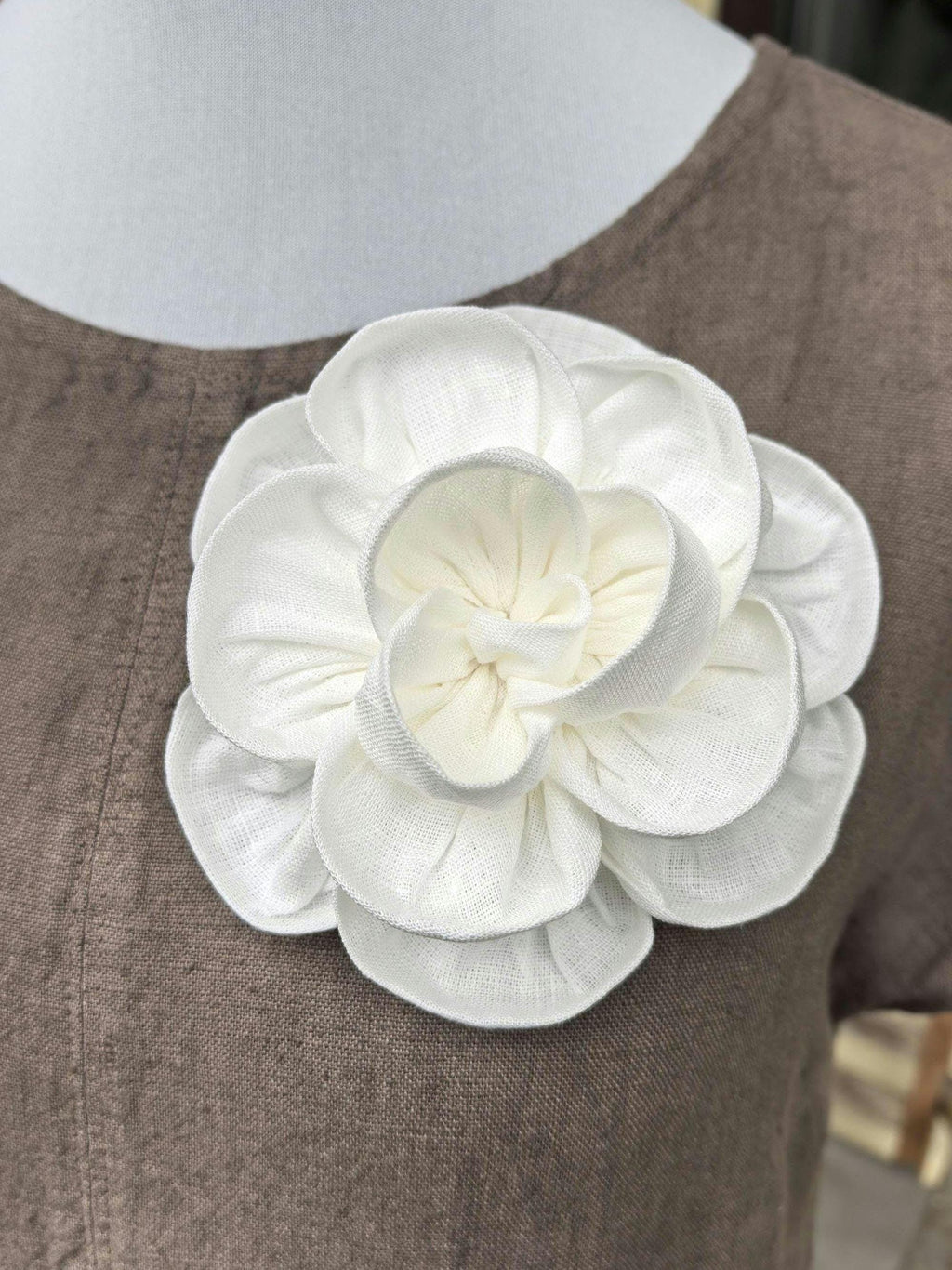 Handgemachte Brosche in Form einer Leinenblume aus naturweißem Leinen