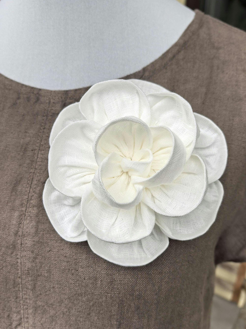 Handgemachte Brosche in Form einer Leinenblume aus naturweißem Leinen