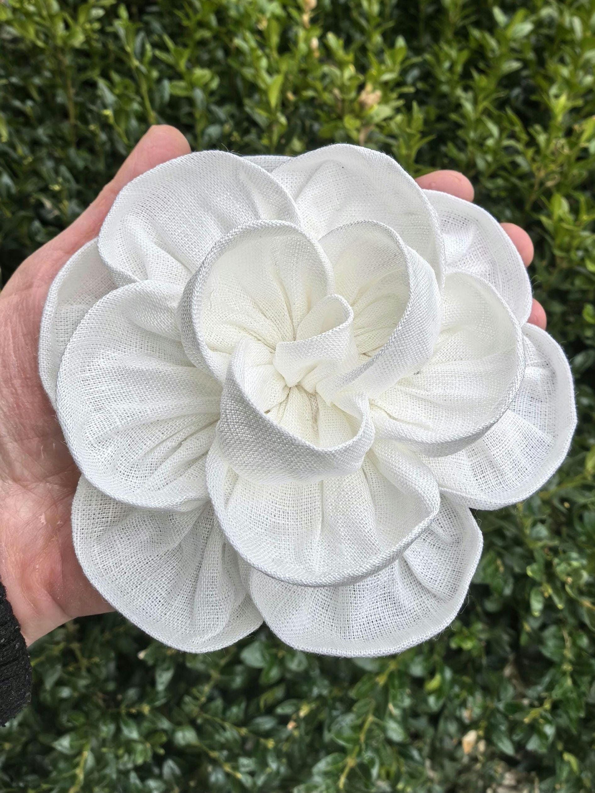 Handgemachte Brosche in Form einer Leinenblume aus naturweißem Leinen