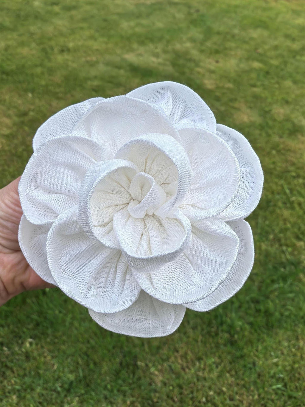 Handgemachte Brosche in Form einer Leinenblume aus naturweißem Leinen
